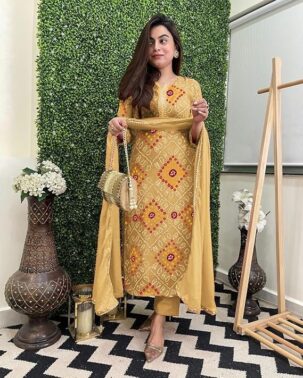 Zyra Women’s Cream Bandhej Printed Kurta Set – Rayon Viscose Elegant Wear